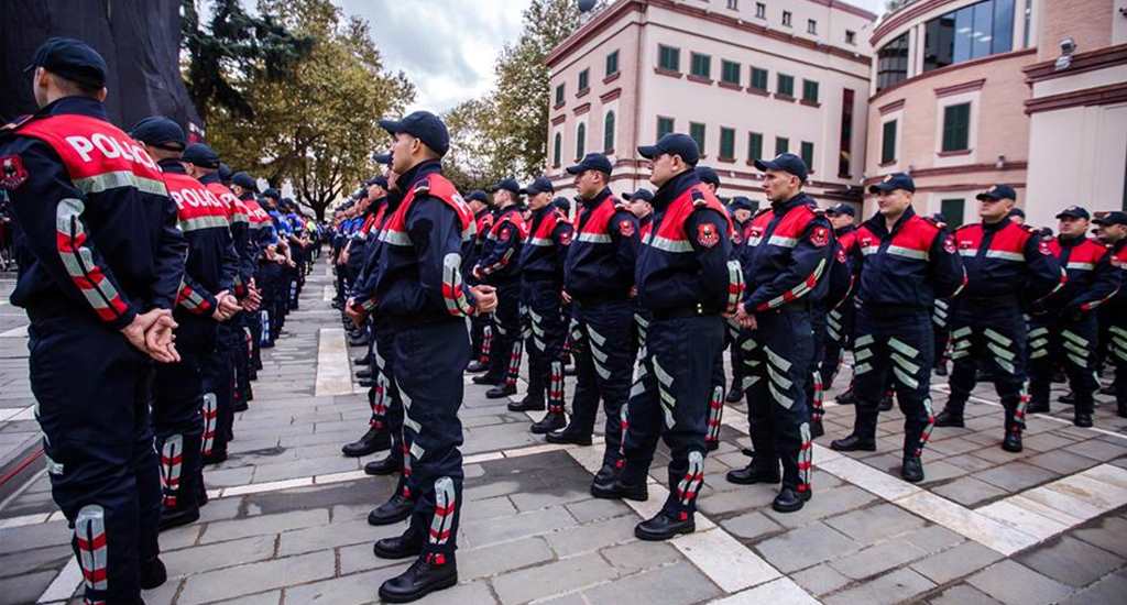 Türkiyeden Arnavutluk polisine üniforma desteği