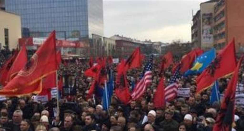 Binlerce Kişi Haradinajın Tutuklanmasını Priştinede Protesto Etti