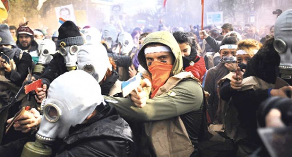 Bulgaristanda gaz maskeli protesto