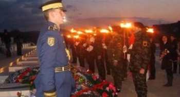 Kosova:UÇK Anı Mezarlarında Saygı Duruşu