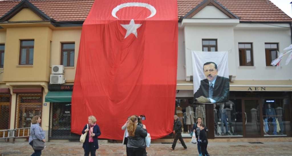 Üsküp halkı kutlamaya hazır; Türk Çarşısında dev Türk Bayrağı asıldı