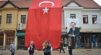 Üsküp halkı kutlamaya hazır; Türk Çarşısı’nda dev Türk Bayrağı asıldı
