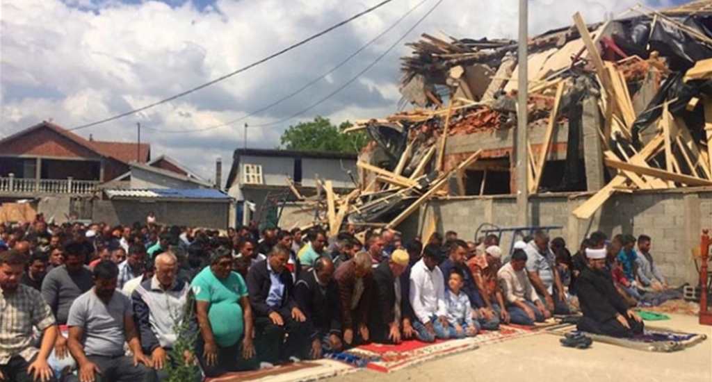Sırbistanın yıktığı cami önünde cuma namazı kılındı