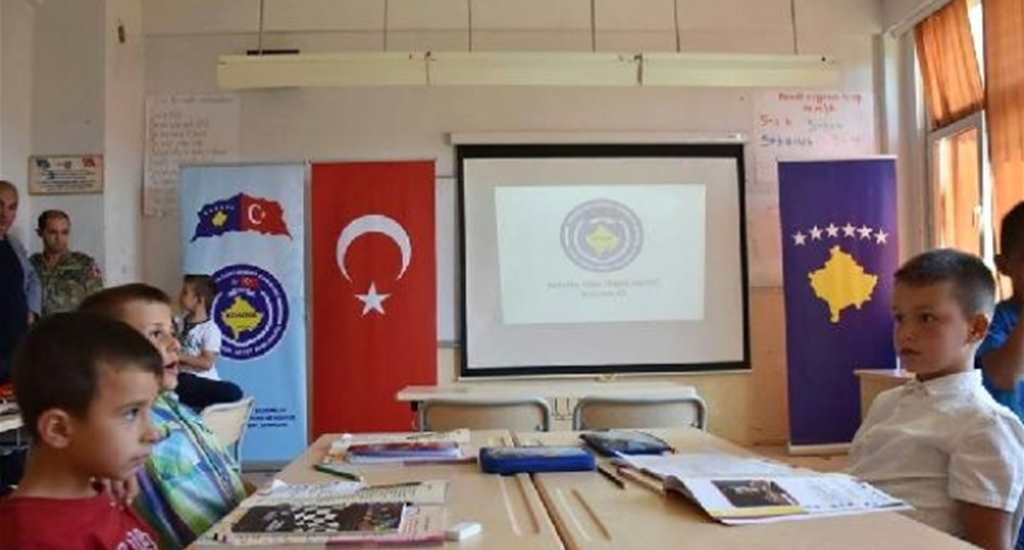 Türk askerinden Kosovada İlköğretim okuluna destek