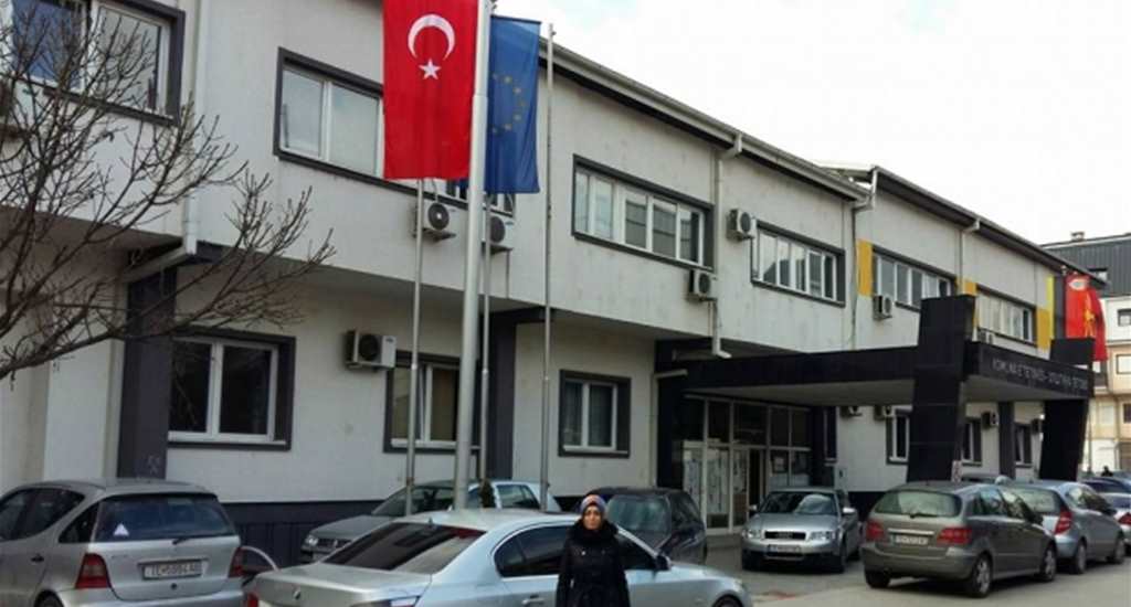 Kalkandelen Belediyesi binasında Türk bayrağı dalgalanıyor