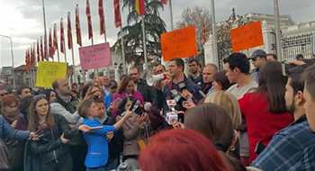 Makedonyalı gazeteciler hükümet binasında protesto düzenledi