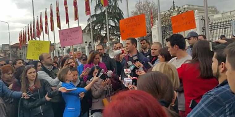 Makedonyalı gazeteciler hükümet binasında protesto düzenledi