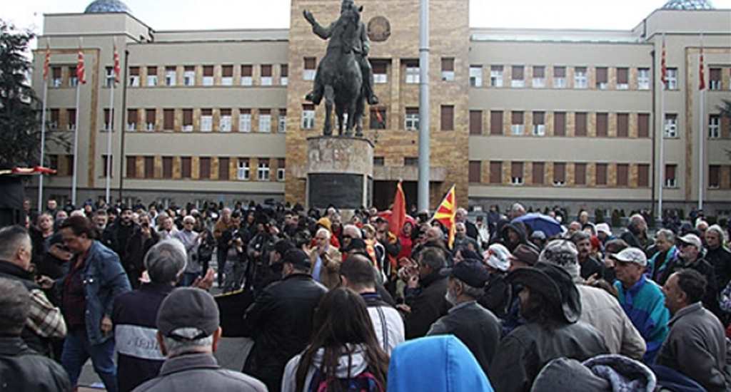 Makedonya Meclisi önünde protesto