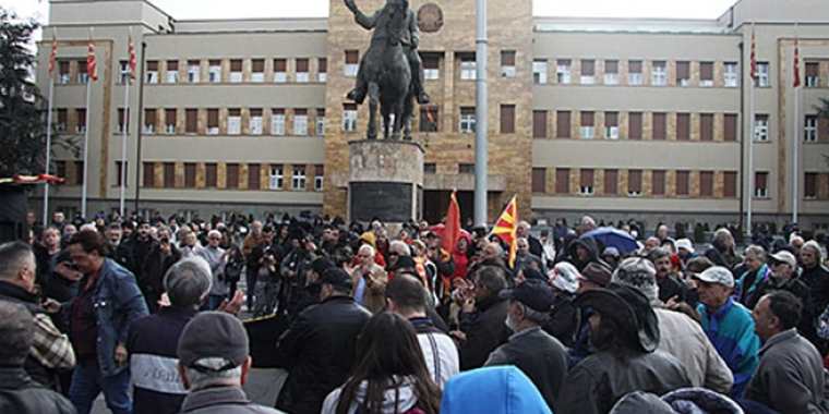 Makedonya Meclisi önünde protesto