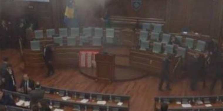 Kosova:Meclis’te Dördüncü Göz Yaşartıcı Atıldı