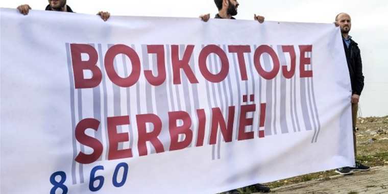 Başkent Priştine’de Sırbistan Uyruklu Şirketlere Protesto