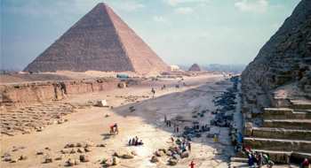 Piramitler, Köleler ve Voltaire