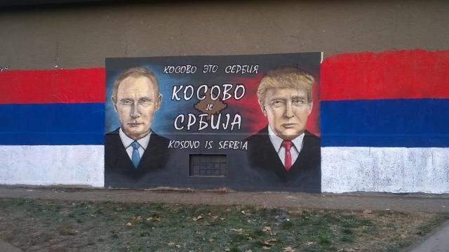 Senenin başında Belgrad'da bir duvarda görülen bu grafiti, Trump'ın da Kosova'nın Sırbistan olduğu görüşünü paylaştığını resmediyordu. 