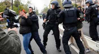 Frankfurt Türk konsolosluğu önünde HDP yanlıları gösteri yaptı!