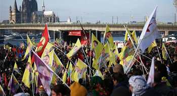 Köln'de Kürt gösterisinde ayaklanmalar! Polise şişe, işaret fişekleri ve taşlarla saldırıldı!