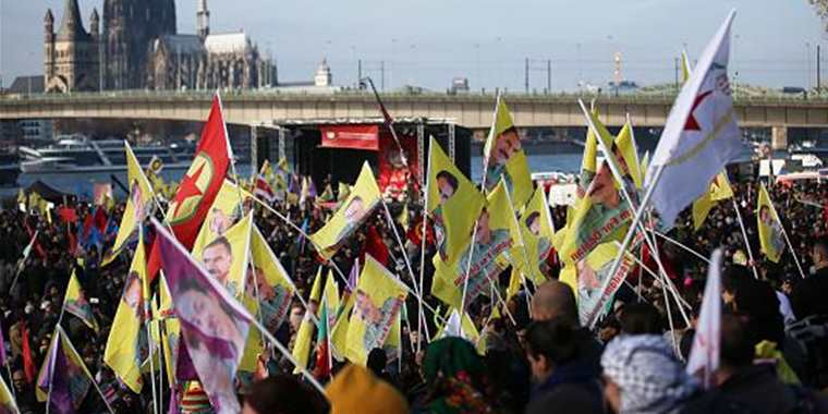 Köln'de Kürt gösterisinde ayaklanmalar! Polise şişe, işaret fişekleri ve taşlarla saldırıldı!