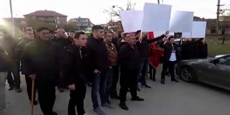 Kumanova’da protestolar, Ali Ahmeti heyeti ile gelen araçlardan birinin camları kırıldı