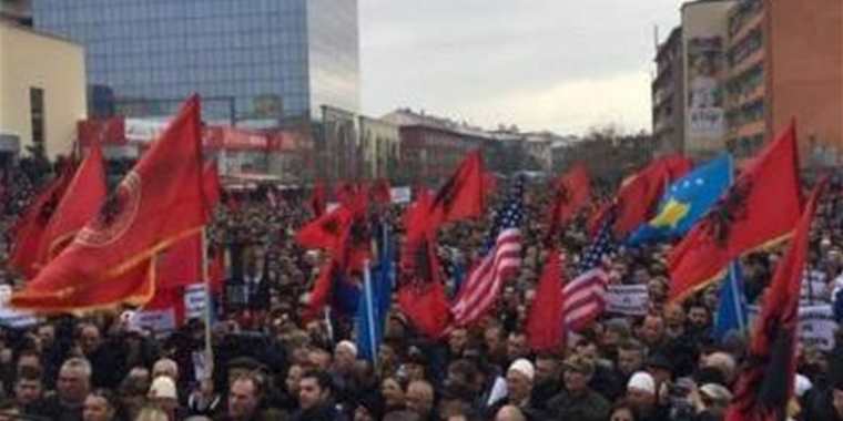 Binlerce Kişi Haradinaj’ın Tutuklanmasını Priştine’de Protesto Etti