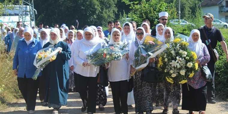 Srebrenitsalı annelerden soykırım davasına destek