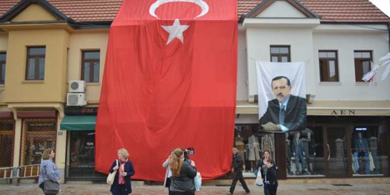 Üsküp halkı kutlamaya hazır; Türk Çarşısı’nda dev Türk Bayrağı asıldı