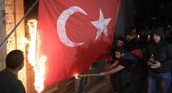 Erivan’da Türk bayrağını yaktılar