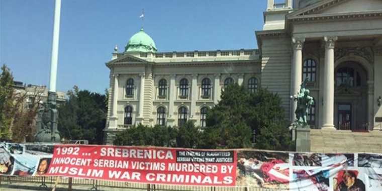 Sırbistan’da Belgrad Belediyesi’nden skandal pankart