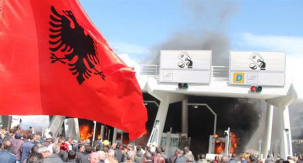 Arnavut Vatandaşlar: “Kosova ve Arnavutluk Tek Millettir, Ücretler Kaldırılacak!”