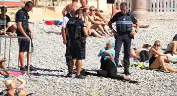 Fransa'da Polis Kadını Soyunmaya Zorluyor