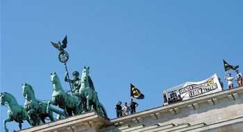 Berlin'in simgesi olan Brandenburg Kapısı işgal altında